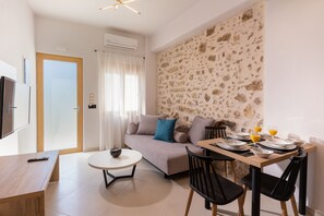 42-inch flat-screen TV with satellite channels, TV, printers - Erotokritos Luxury City Suites (Rethymno)
