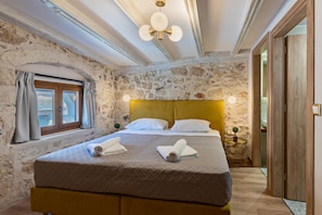 Executive Duplex | 1 bedroom, in-room safe, desk, free cribs/infant beds