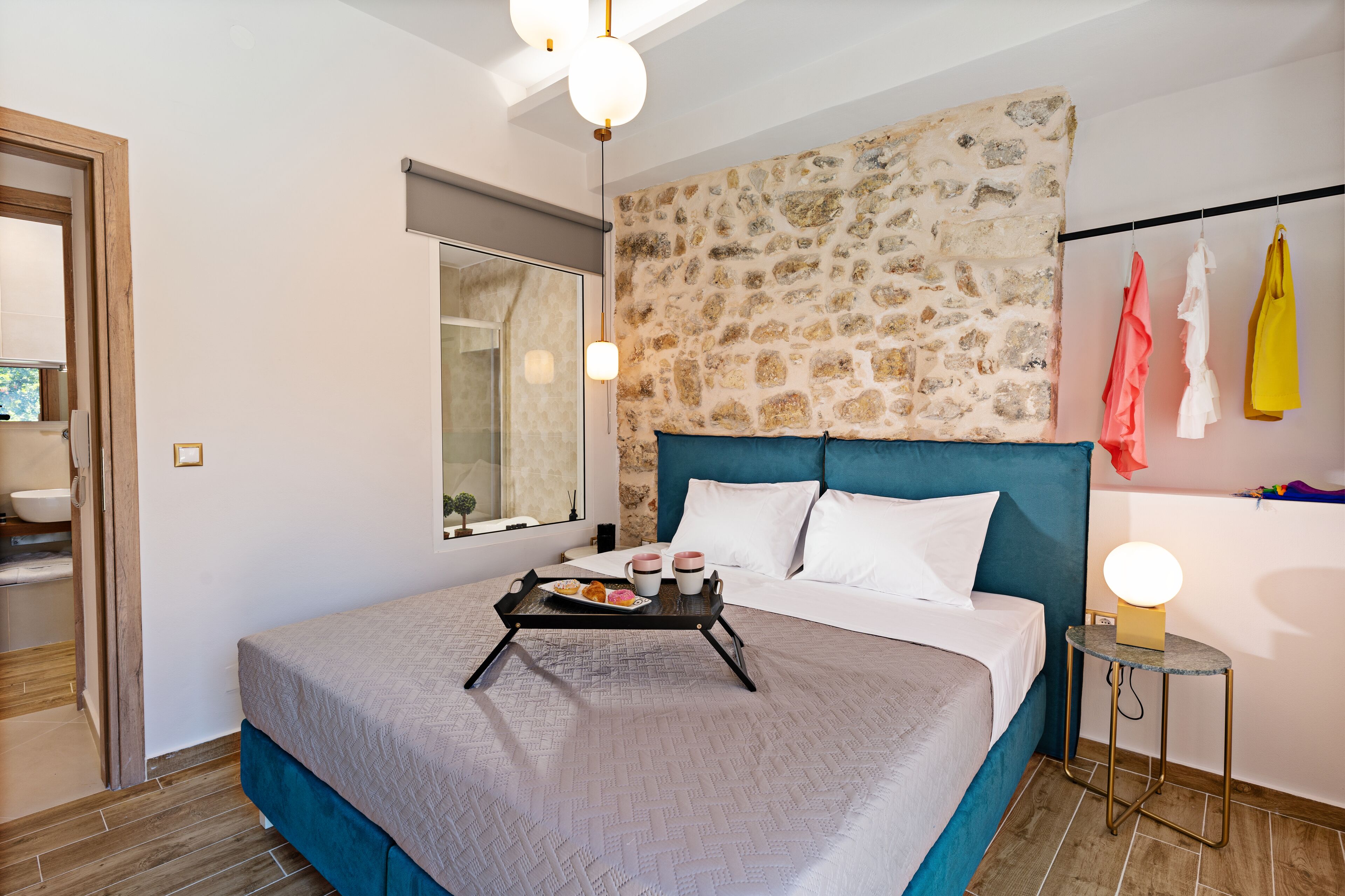 1 habitación, caja de seguridad en la habitación y escritorio 