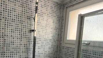 Douche, sĂšche-cheveux, serviettes fournies, papier toilette