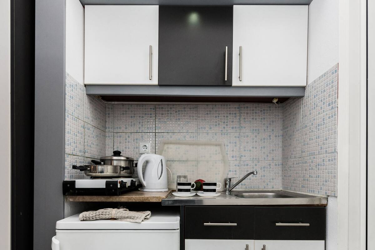 Réfrigérateur, plaque de cuisson, bouilloire électrique