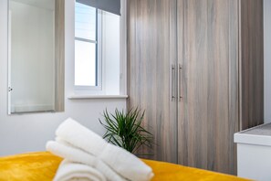 全景独立别墅, 私人浴室, 庭院景观 (Modern New Build House)