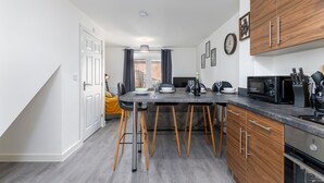 Nhà có tầm nhìn toàn cảnh, phòng tắm riêng, quang cảnh sân vườn (Modern New Build House) | Nội thất