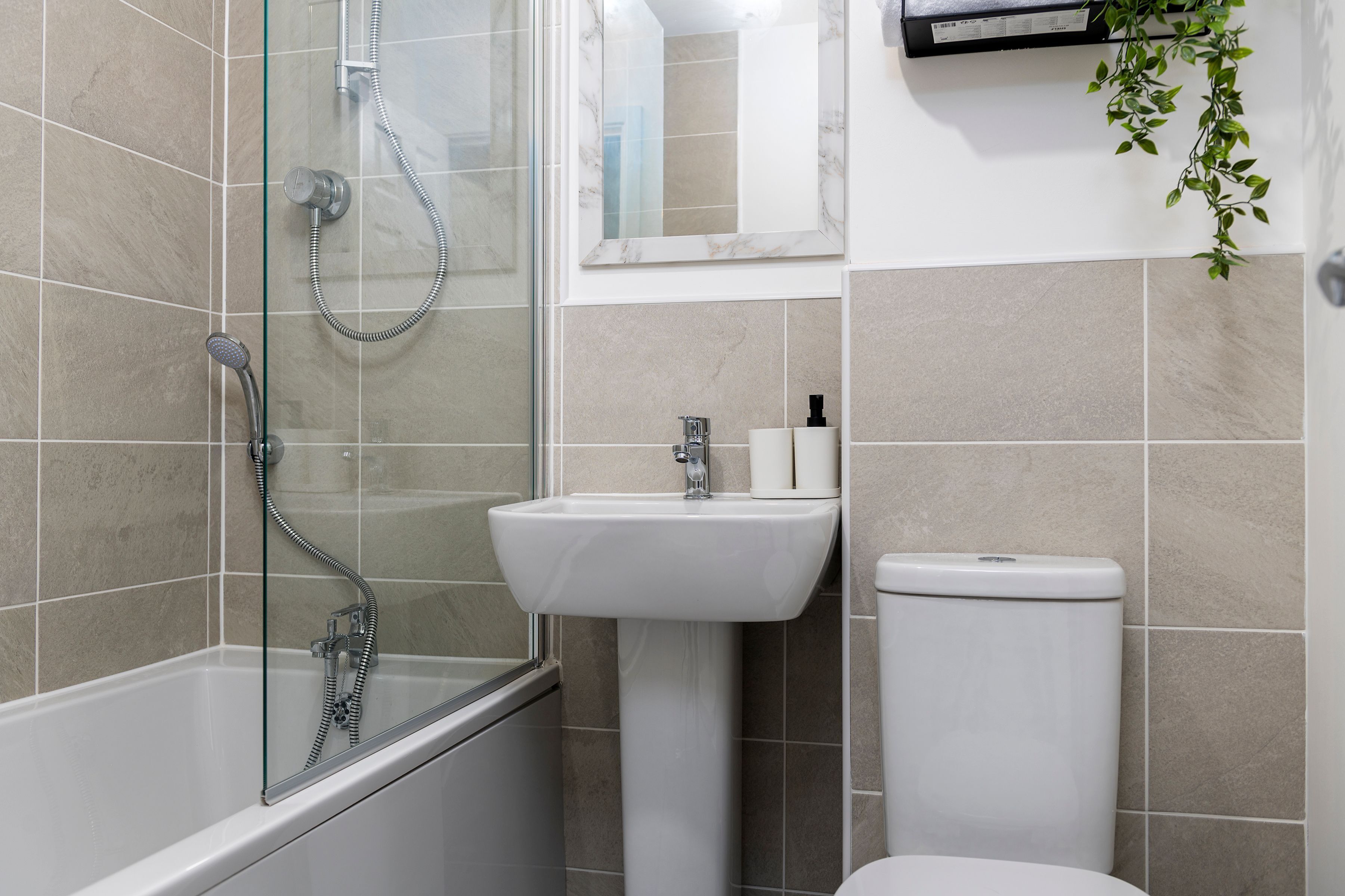 Nhà có tầm nhìn toàn cảnh, phòng tắm riêng, quang cảnh sân vườn (Modern New Build House) | Phòng tắm