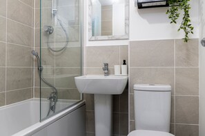 Nhà có tầm nhìn toàn cảnh, phòng tắm riêng, quang cảnh sân vườn (Modern New Build House) | Phòng tắm