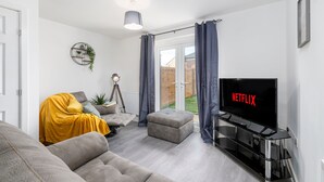 Nhà có tầm nhìn toàn cảnh, phòng tắm riêng, quang cảnh sân vườn (Modern New Build House) | Lounge