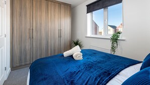 Nhà có tầm nhìn toàn cảnh, phòng tắm riêng, quang cảnh sân vườn (Modern New Build House)