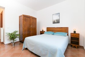 3 bedrooms, desk, travel cot, WiFi