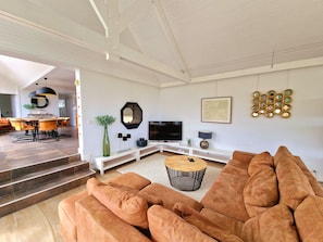 TV, fireplace, stereo