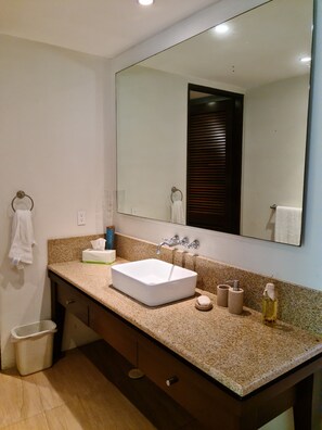 Douche, séchoir à cheveux, serviettes fournies, savon