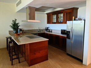 Réfrigérateur, four, plaque de cuisson, lave-vaisselle