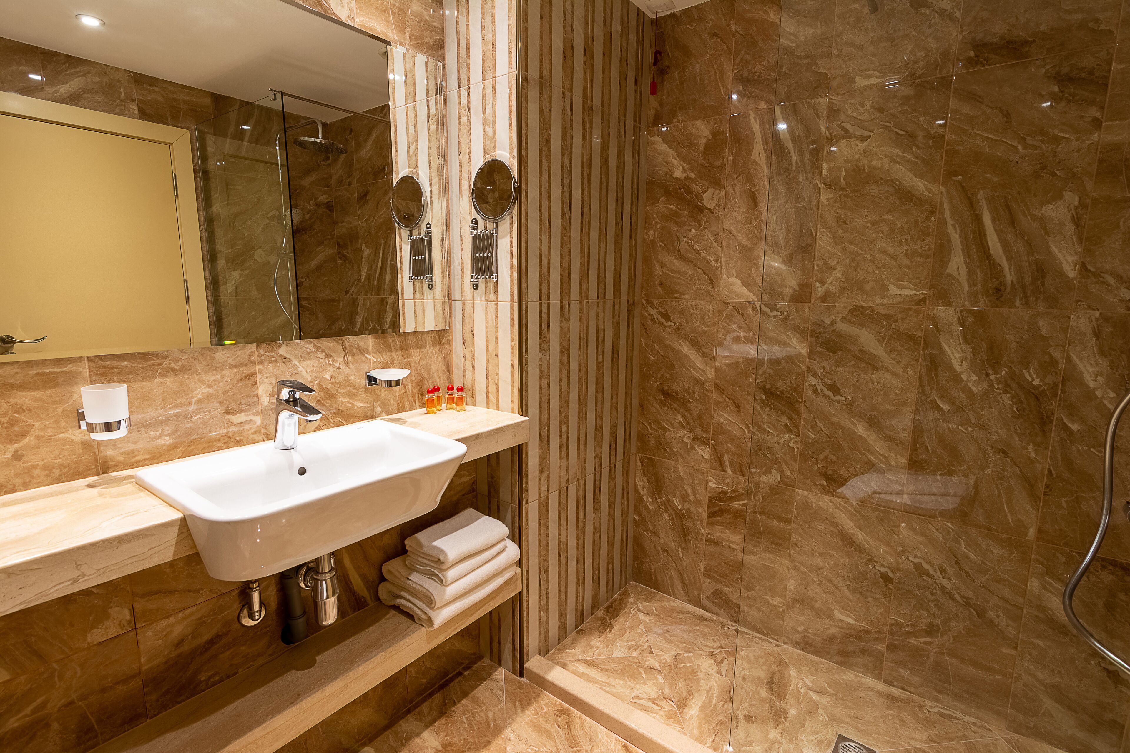 Photo - Astoria Grand Hotel