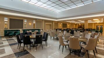 Desayuno continental diario (EUR 15.34 por persona)