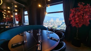 2 restaurants, breakfast, lunch, dinner served; international cuisine