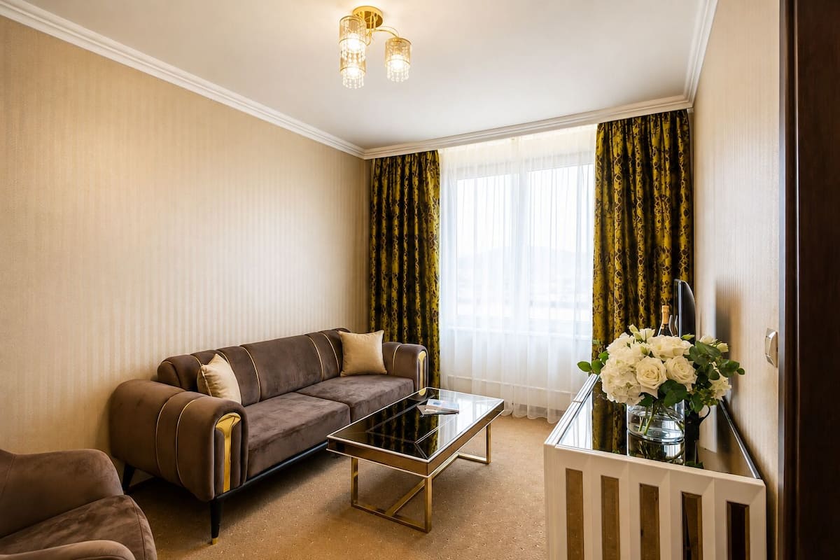 Classic Suite | In-room safe, desk, laptop workspace, blackout drapes