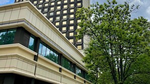 Un edificio moderno con fachada de líneas geométricas y tejado plano.