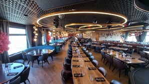 2 restoran; sarapan, makan tengah hari dan makan malam dihidangkan