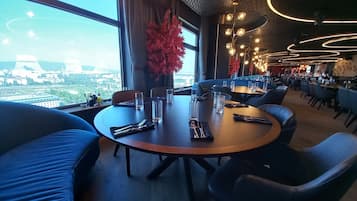2 间餐厅,供应早餐、午餐和晚餐,国际美食