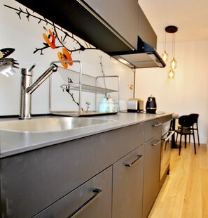 Kühlschrank, Mikrowelle, Ofen, Herdplatte