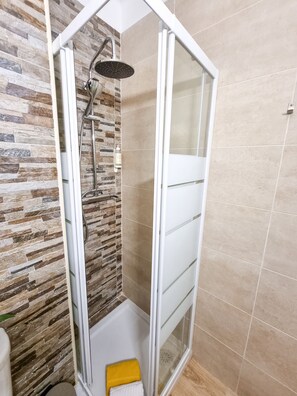 Shower, bidet, towels