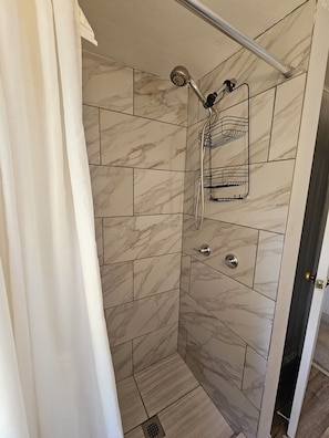 Kostenlose Toilettenartikel, Haartrockner, Bademäntel, Handtücher
