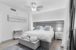 2 chambres, bureau, fer et planche à repasser, lit de bébé portatif