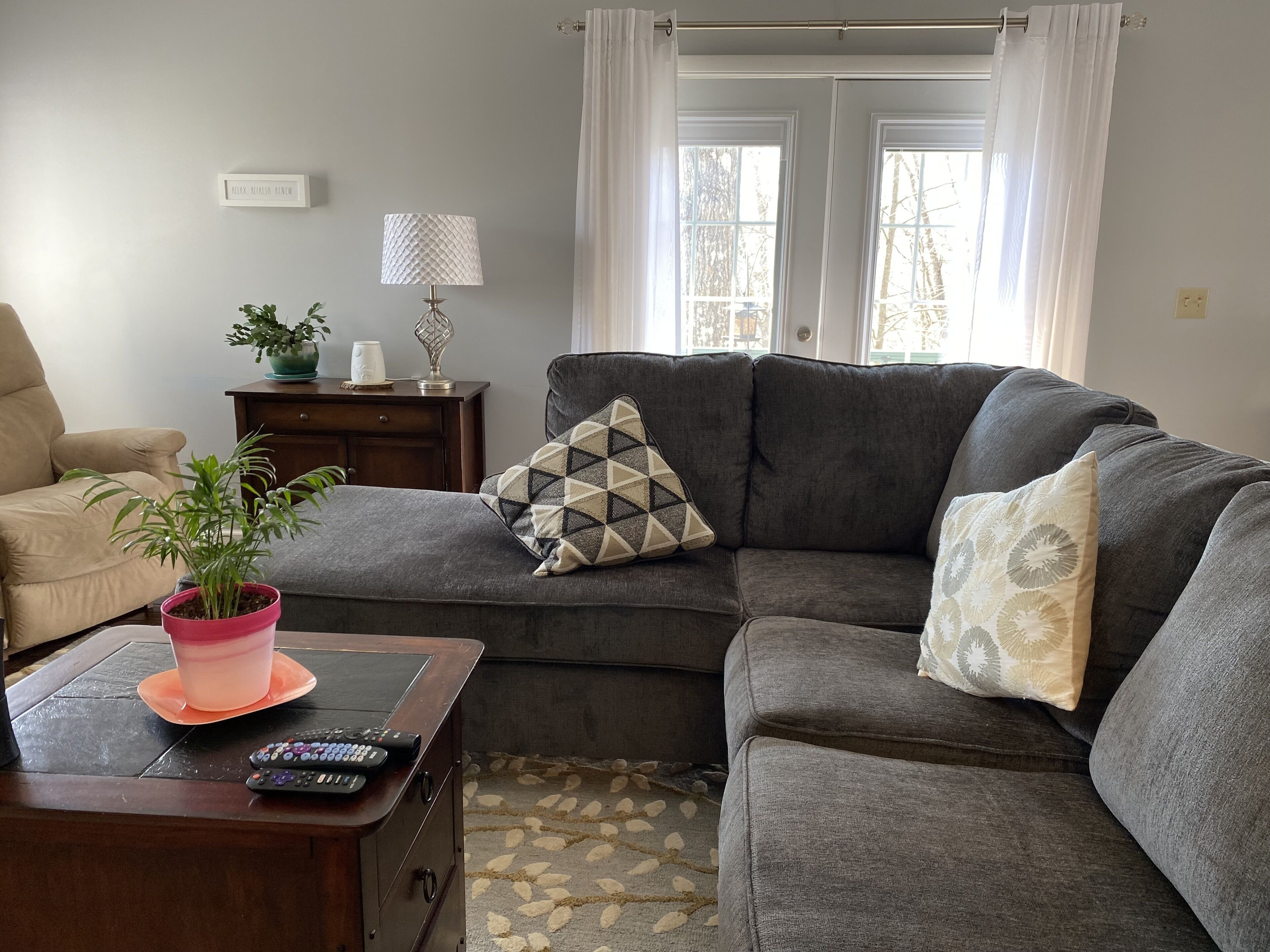 Private, peaceful mountain cabin in the woods with pretty views. 