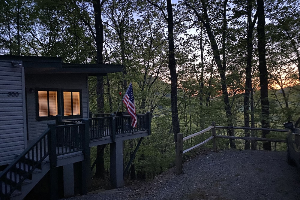 Private, peaceful mountain cabin in the woods with pretty views.