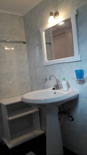 淋浴设施、吹风机、毛巾、肥皂