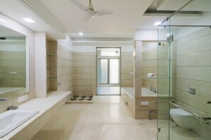 Shower, free toiletries, towels - Dreamz Hospitality 2 (Gurugram)