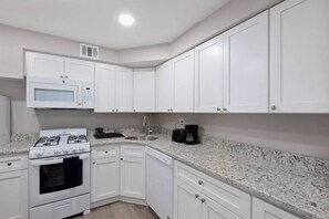 Mikrowelle, Ofen, Herdplatte, Geschirrspüler