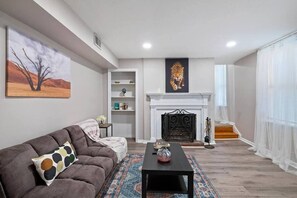 Smart TV, chimenea, oficina