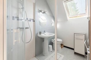 Een douche, een haardroger, zeep, shampoo