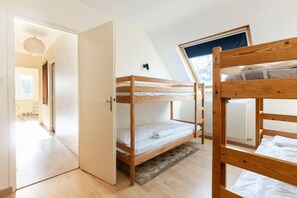 5 bedrooms, desk, soundproofing, iron/ironing board