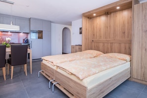 1 chambre, bureau, fer et planche à repasser, lit parapluie