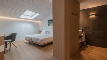 Habitació amb dos llits individuals Deluxe | Bany | Dutxa, capçal de dutxa tipus cascada i articles de tocador gratuïts