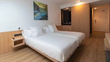 Deluxe Twin kamer | Bedden met traagschuimmatras, een gratis minibar, een kluis op de kamer
