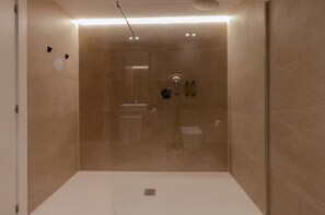Deluxe Twin Room | Bathroom | Shower, rainfall showerhead, free toiletries, hair dryer - Hotel Cortabitarte (Soria)