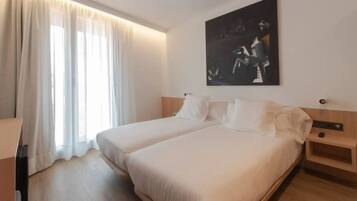 Habitació amb dos llits individuals Deluxe | Matalassos d'escuma viscoelàstica i minibar gratuït