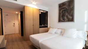 A modern hotel room with a large bed, a wardrobe, a bathroom mirror, and a painting on the wall. - Hotel Cortabitarte (Soria)