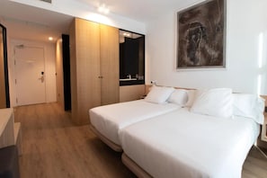 Habitación Deluxe con 2 camas individuales | Camas con efecto memoria y artículos del minibar gratis