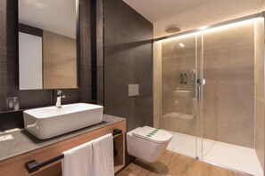 Chambre Deluxe avec lits jumeaux | Salle de bain | Douche, douche à « effet pluie », articles de toilette gratuits