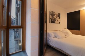 Deluxe Twin Room | 1 bedroom, memory foam beds, free minibar, in-room safe