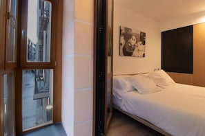Chambre Deluxe avec lits jumeaux | Lit avec matelas en mousse à mémoire, articles de minibar gratuits