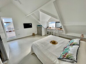 1 habitación, escritorio, tabla de planchar con plancha y cuna de viaje 