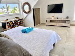 1 soverom, skrivebord, strykejern/-brett og reiseseng for barn