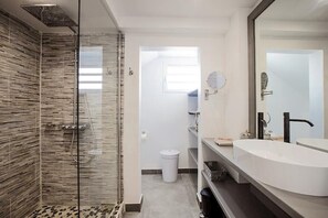 Dusj, hårføner, håndklær og toalettpapir