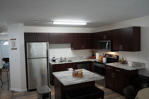 Peaceful Lehigh Duplex, 185+ 5 star Clean & Comfortable Stays