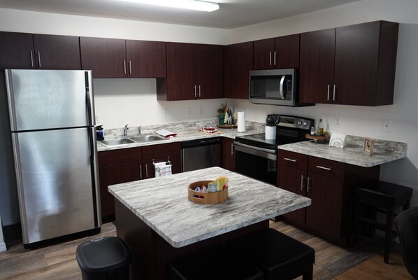 ثلاجة، ميكروويف، فرن، موقد طهي مسطح