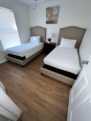 3 chambres, coffres-forts dans les chambres, bureau
